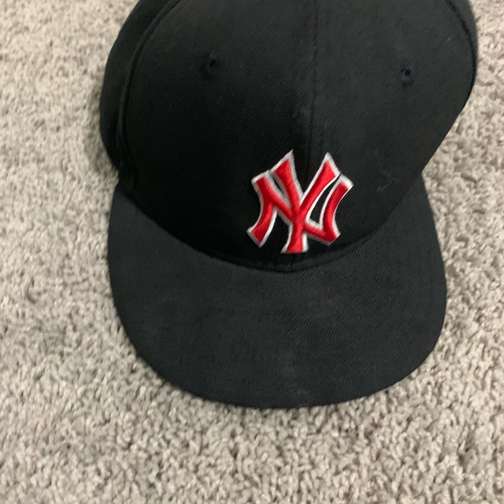 Black and red yankees fitted cap